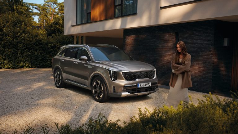 Sorento_HEV_MY25_BeautyShot_Outdoor_3_4_Front_w_Talent_CMYK