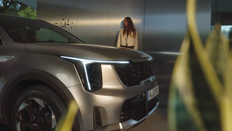 Sorento_HEV_MY25_Detail_Headlamp_w_Talent