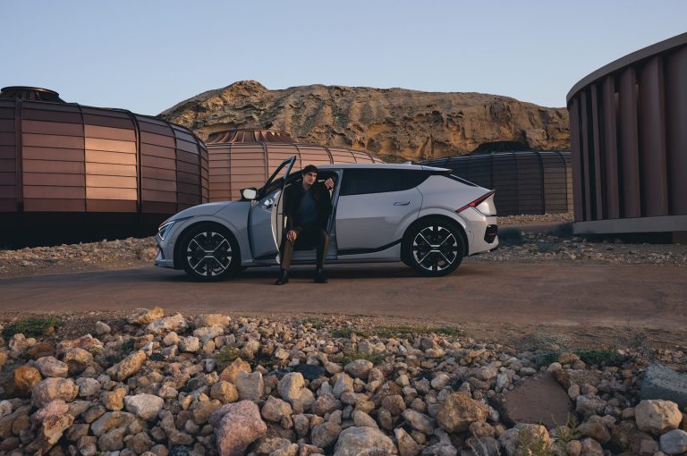 EV6_GTL_MY25_Lifestyle_Side_with_Talent_CMYK_20(1)