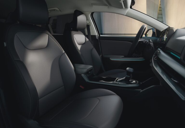 K4_BL_MY26_InteriorGrade_GLS_2-tone_Medium_Grey_-_Black_Artificial_Leather